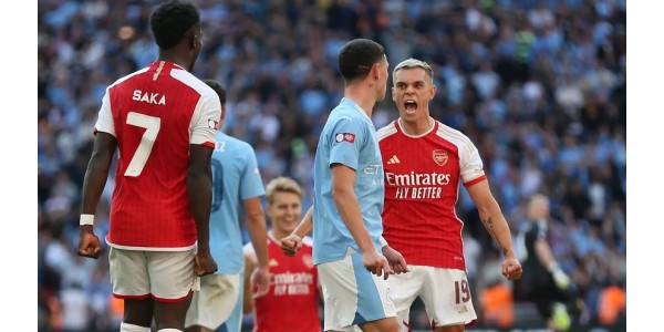 Chyba Manuela Akanjiho vedla ke gólu Arsenalu